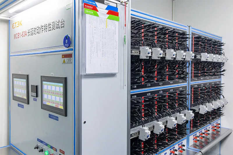 Responsable de instalaciones realizando una inspección visual de los indicadores de estado de los SPD en un cuadro eléctrico antes del mantenimiento previo a la tormenta
